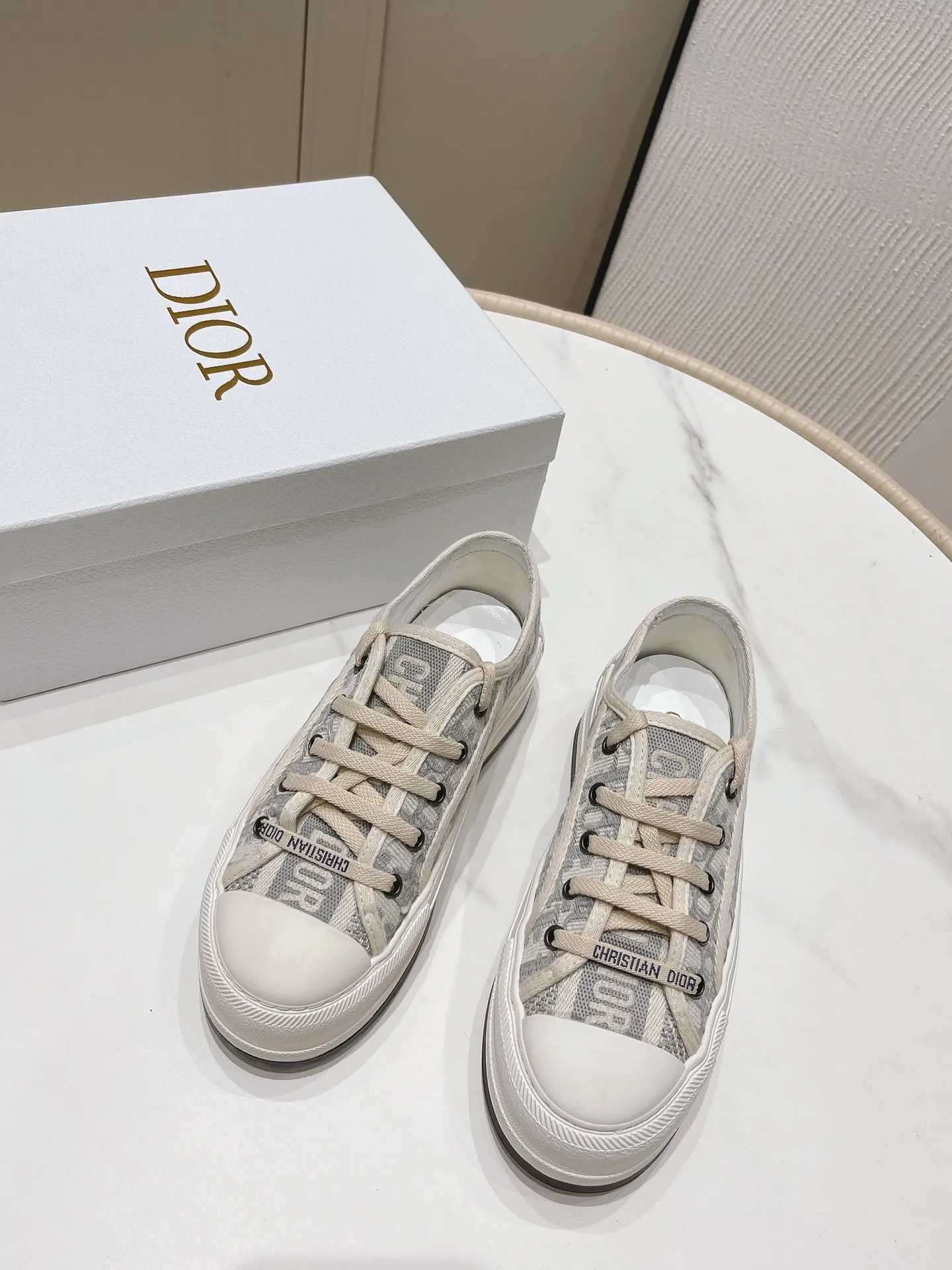 👟👟Ex-factory price 520 👟👟 Women's Shoes Women's Clothing Dior Walk'n Series Presbyopia Embroidery Thick-soled Canvas Shoes Casual Sports Shoes Original Purchase Development Production This Walk'n'Dior thick-soled sneaker is a fashionable item that enhances the style of the series. Oblique printed cotton embroidered upper with comfortable platform sole, tongue and Christian Dior 👟👟 ex-factory aris signature laces. Can add fashionable temperament to all kinds of casual looks ▪️Fabric: Original customized imported Oblique printed embroidery ▪️Inner lining: Imported soft sheepskin lining ▪️Outsole: Original exclusive molded T👟👟Factory price U material ▪️Sole thickness: 4.5CM ▪️Size: Women's 35-40